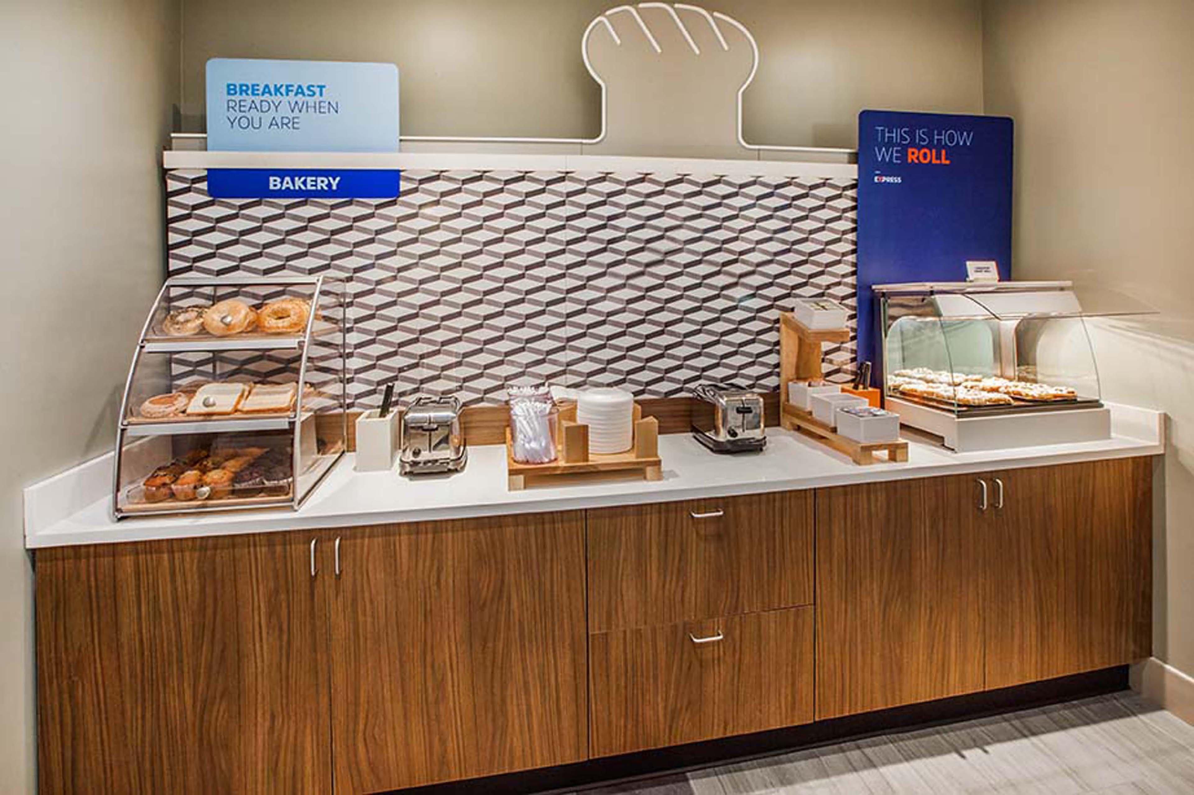 Holiday Inn Express & Suites San Antonio Frost Bank Center By Ihg Экстерьер фото