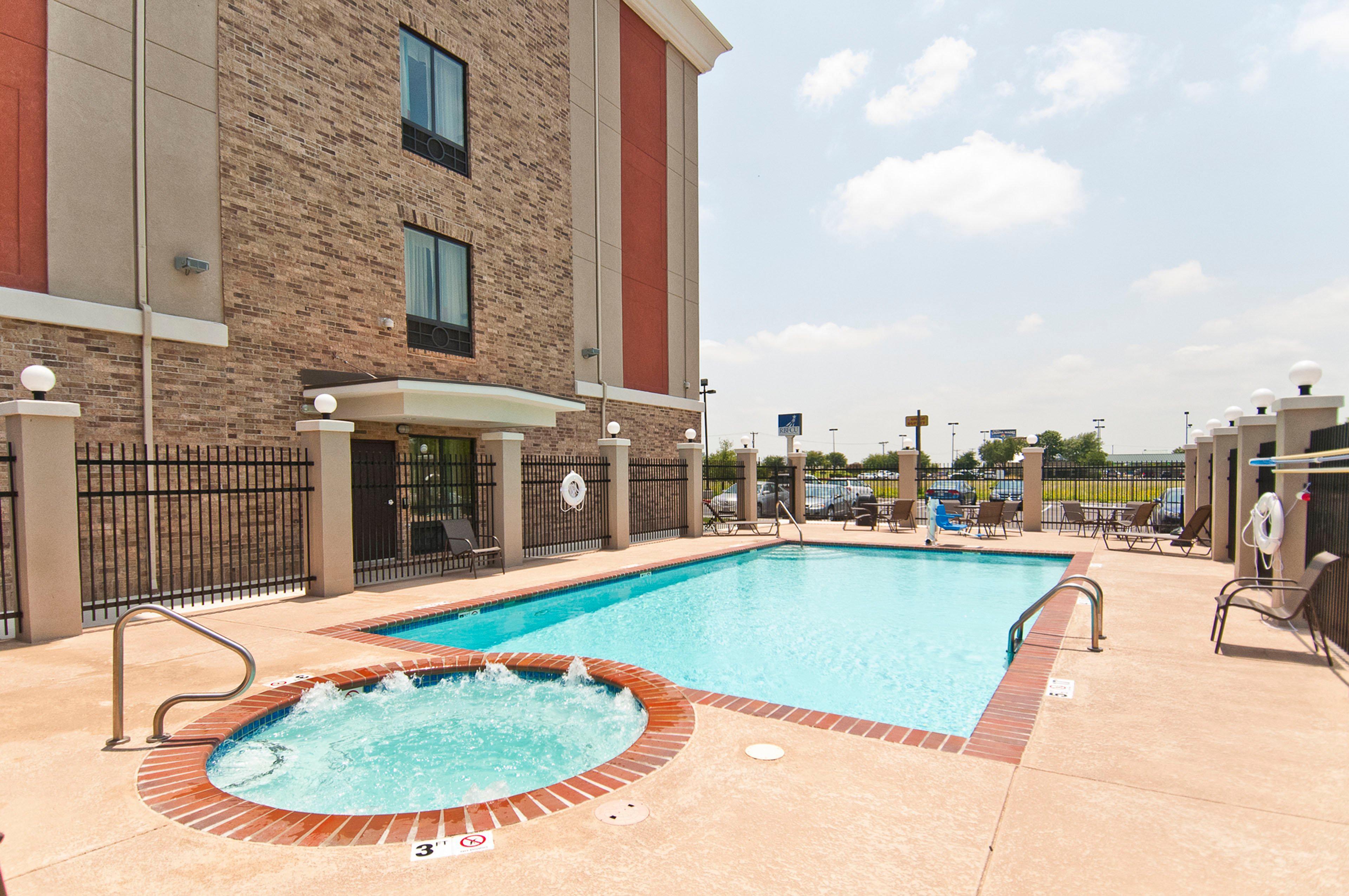 Holiday Inn Express & Suites San Antonio Frost Bank Center By Ihg Экстерьер фото