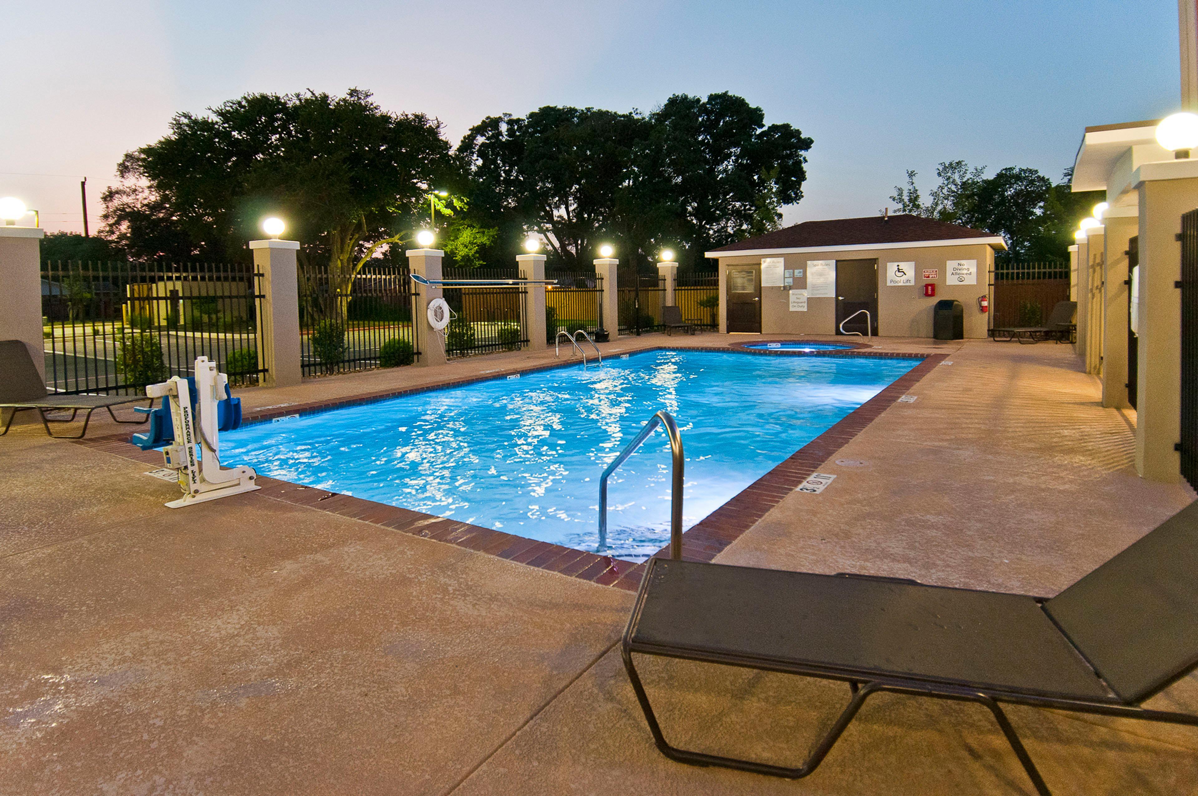 Holiday Inn Express & Suites San Antonio Frost Bank Center By Ihg Экстерьер фото